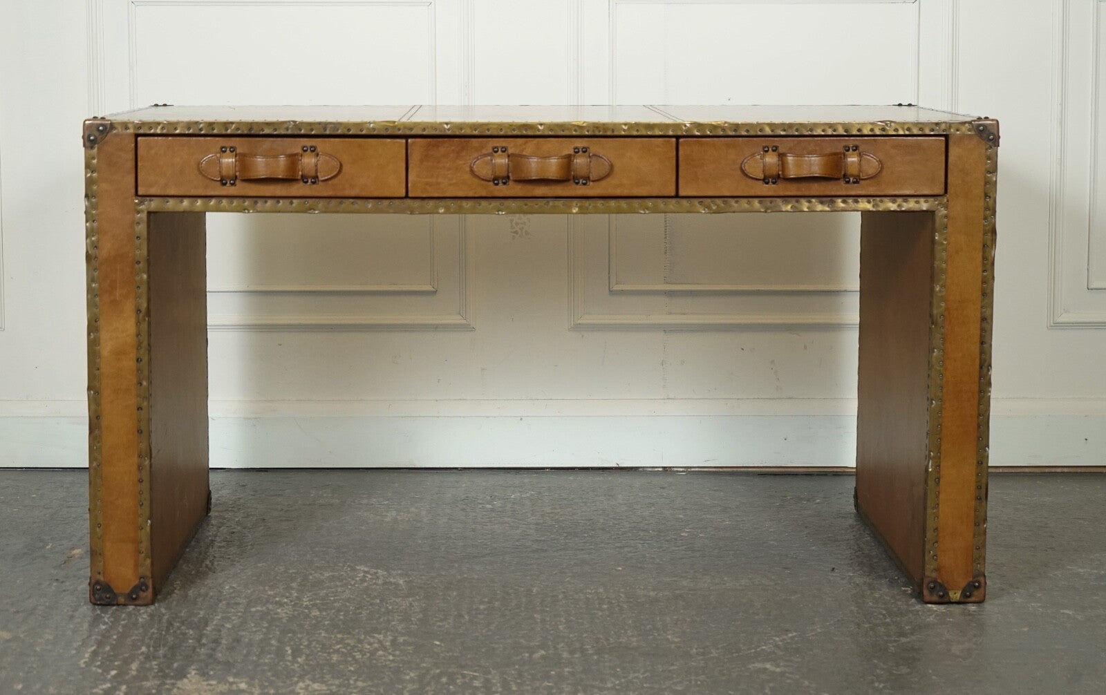 ABSOLUTELY STUNNING VINTAGE FULL LEATHER DESK WITH THREE DRAWERS MADE BY ESQUIRE