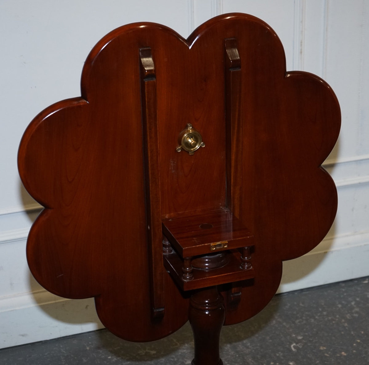 ANTIQUE STYLE TILT TOP WINE SIDE TABLE WITH PIECRUST TOP RAISED ON TRIPOD BASE