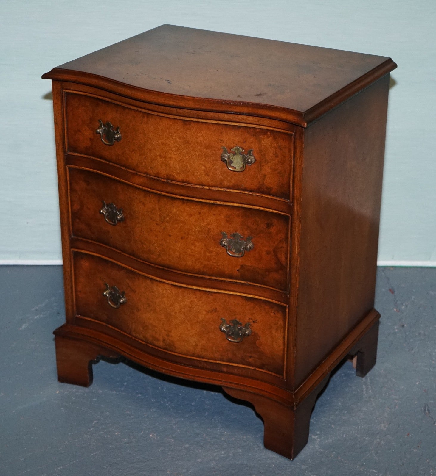 BEVAN FUNNELL REPRODUX BURR WALNUT SERPENTINE CHEST DRAWER BEDSIDE CABINET