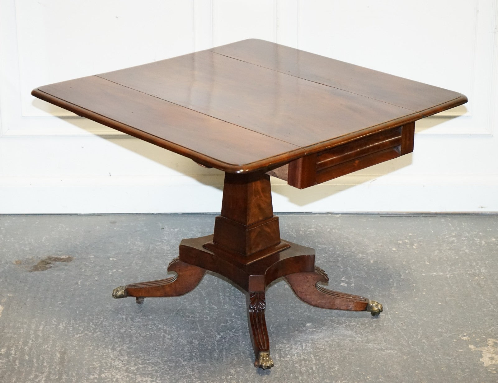 1820s RESTORED ENGLISH ANTIQUE PEDESTAL PEMBROKE DROP LEAF TABLE WITH DRAWER