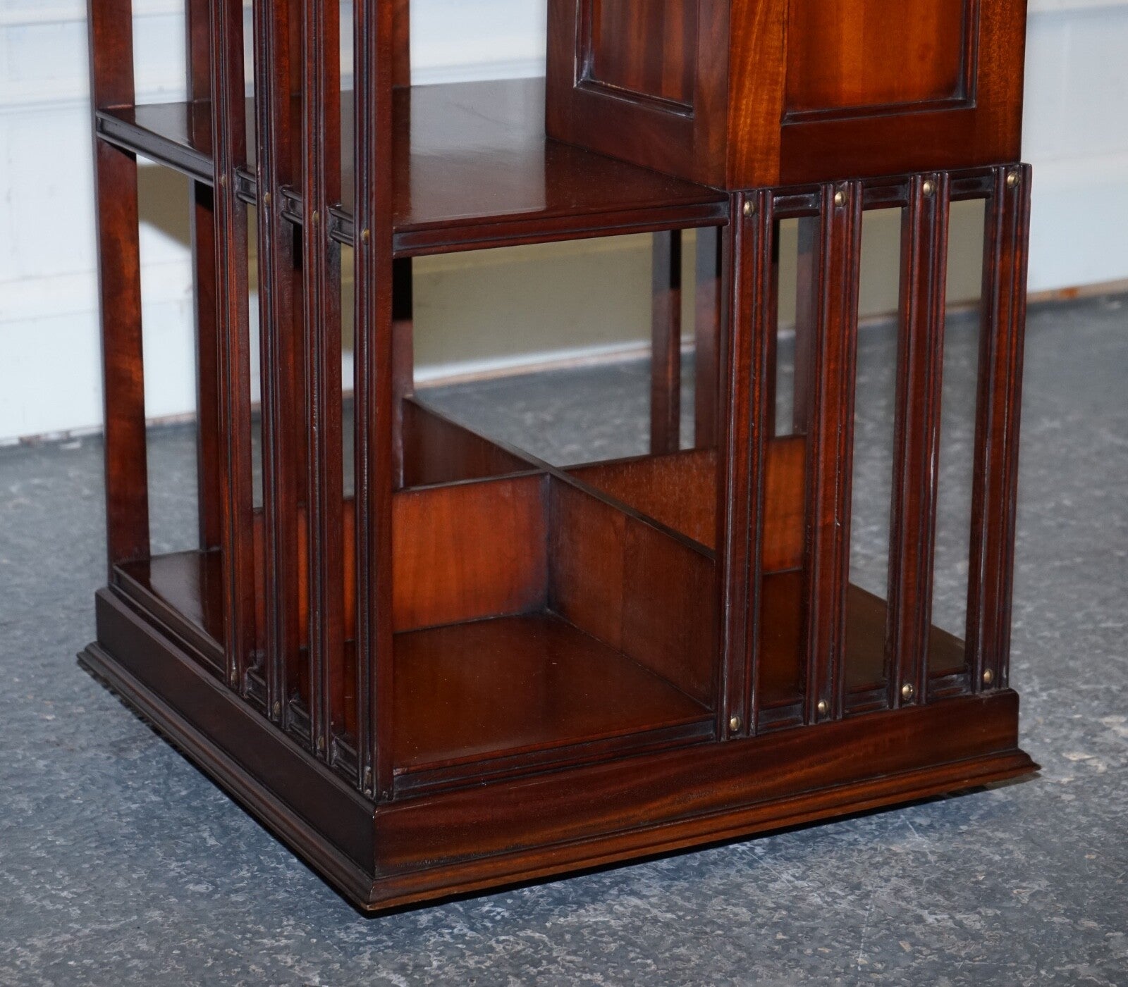 STUNNING REVIVAL INLAID REVOLVING BOOKCASE END TABLE WITH BROWN AGED LEATHER TOP
