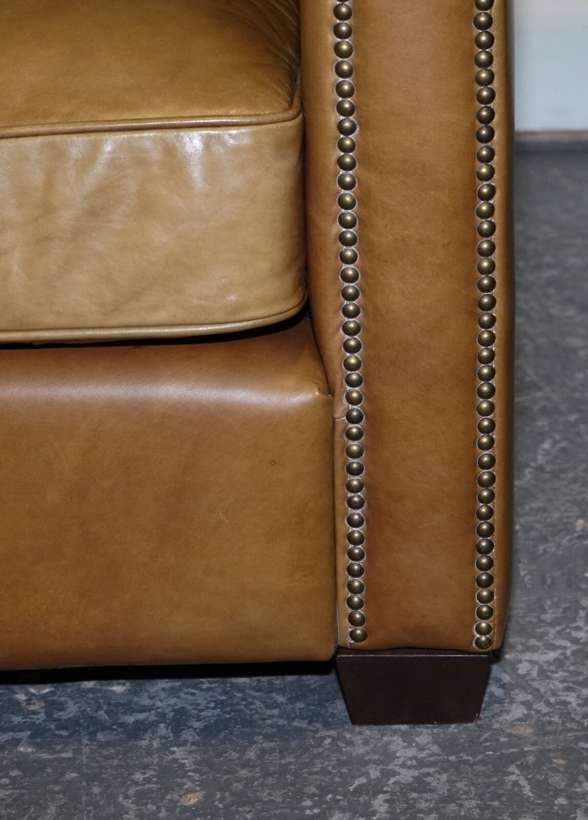 TIMOTHY OULTON HALO TWO SEATER ViSCOUNT TAN LEATHER SOFA (2/2)