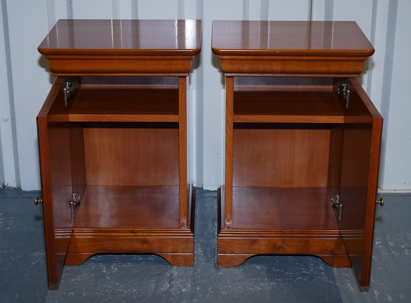 VINTAGE PAIR OF CHERRY WOOD FRENCH STYLE NIGHTSTANDS BEDSIDE TABLES