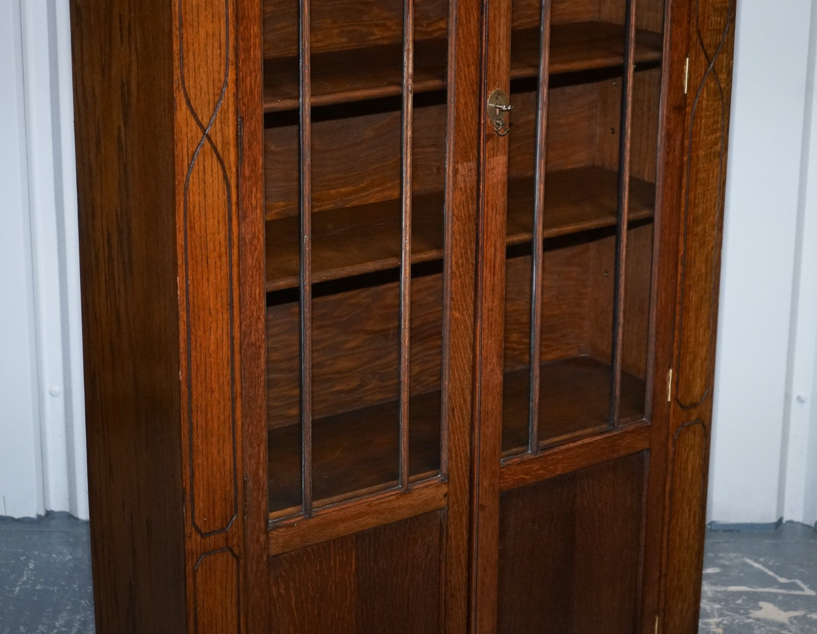 ANTIQUE CIRCA 1920'S ENGLISH OAK ART DECO CARVED BOOKCASE CABINET