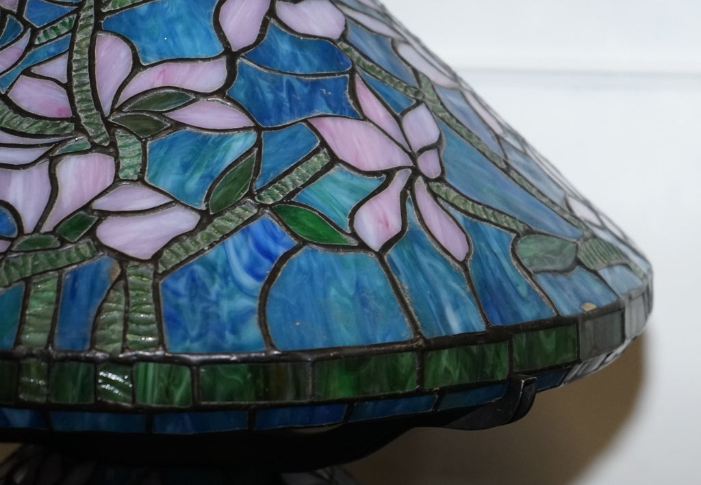TIFFANY STYLE STAINED GLASS ART NOUVEAU FLORAL DESIGN WITH ILLUMINATED BASE LAMP