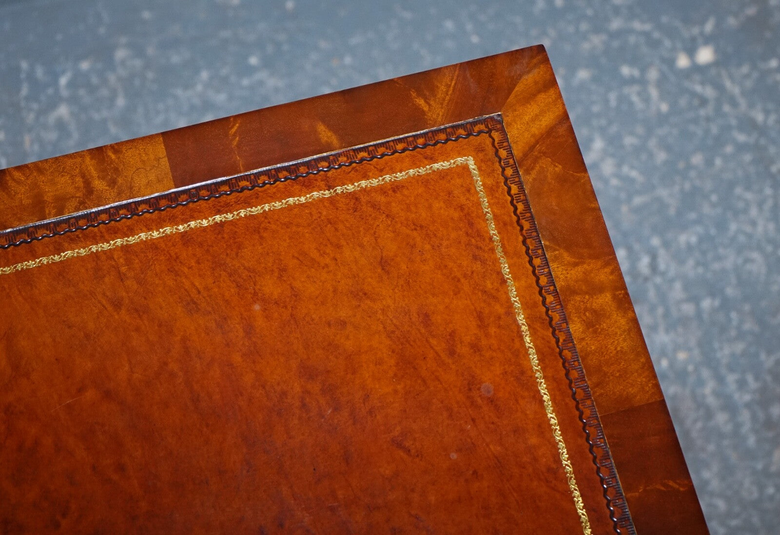 STUNNING REVIVAL INLAID REVOLVING BOOKCASE END TABLE WITH BROWN AGED LEATHER TOP
