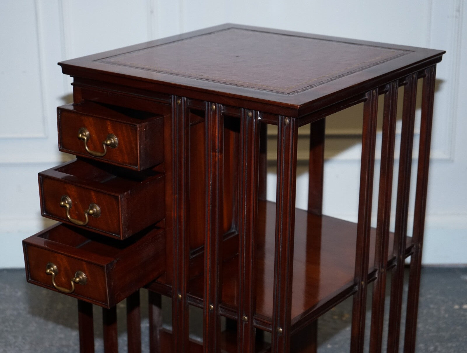 STUNNING REVIVAL INLAID REVOLVING BOOKCASE END TABLE WITH BROWN AGED LEATHER TOP