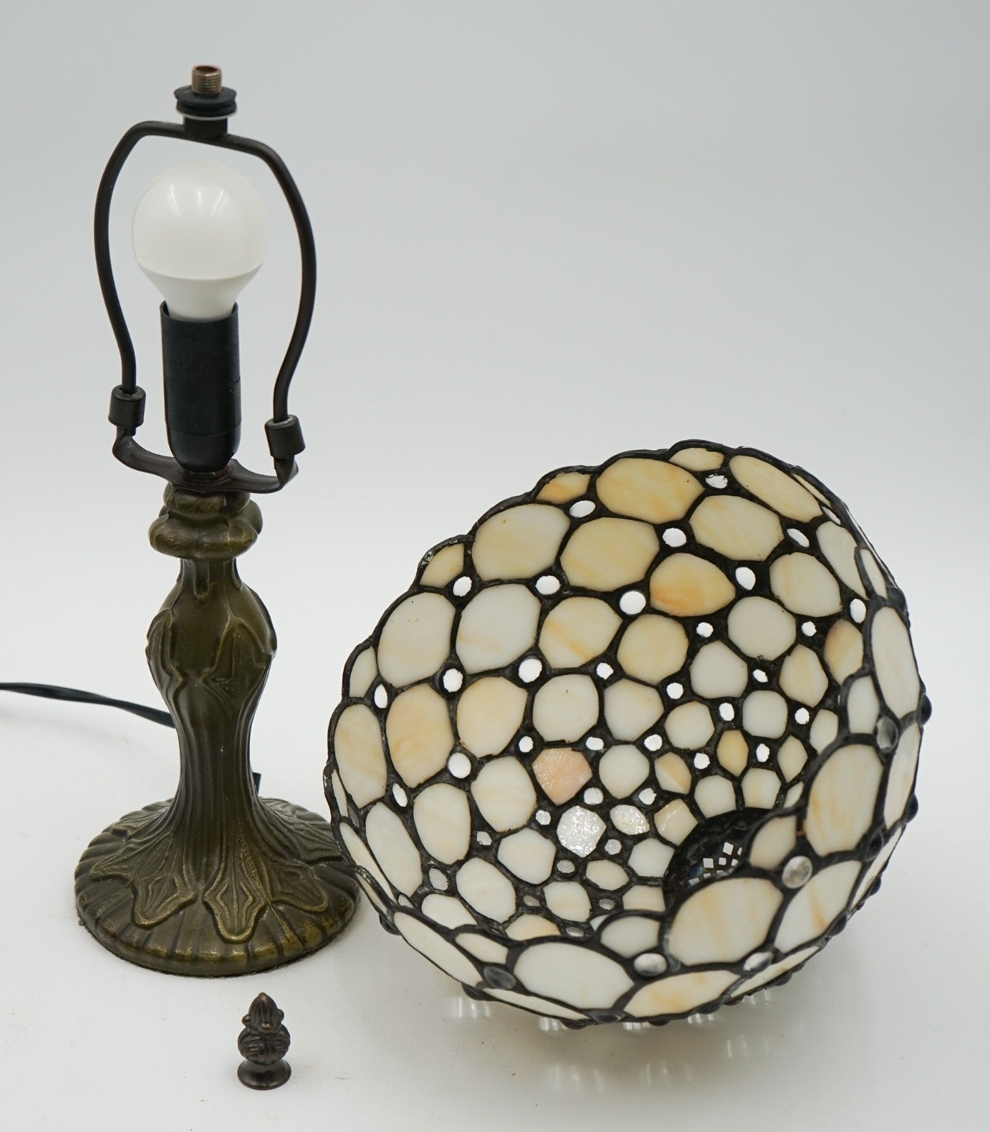 VINTAGE TRADITIONAL TIFFANY STYLE TABLE LAMP WHITE STAINED GLASS SHADE