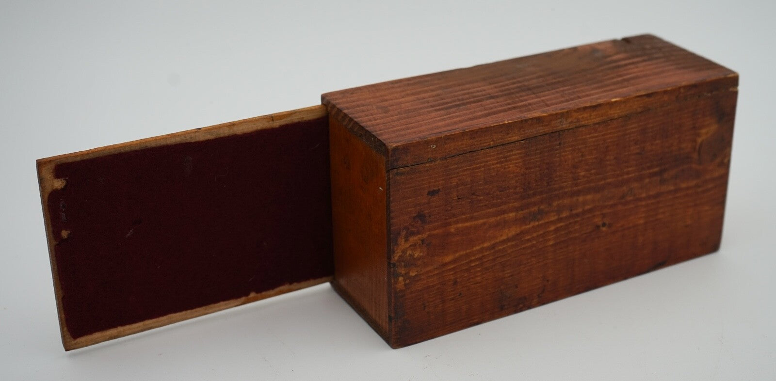 ANTIQUE ENGLISH QUALITY STAUNTON WEIGHTED CHESS SET WITH BOX AND BOARD