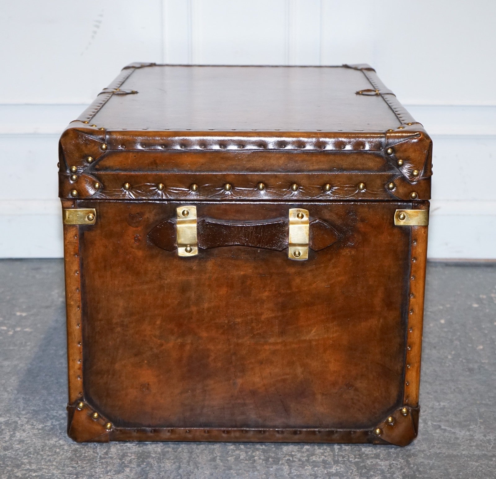 VINTAGE HAND DYED BROWN LEATHER LOCKABLE STORAGE STEAMER TRUNK COFFEE SIDE TABLE
