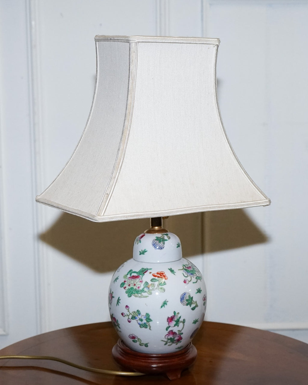 PAIR OF VINTAGE ORIENTAL ASIAN HAND PAINTED TABLE LAMPS WITH LAMP SHADES
