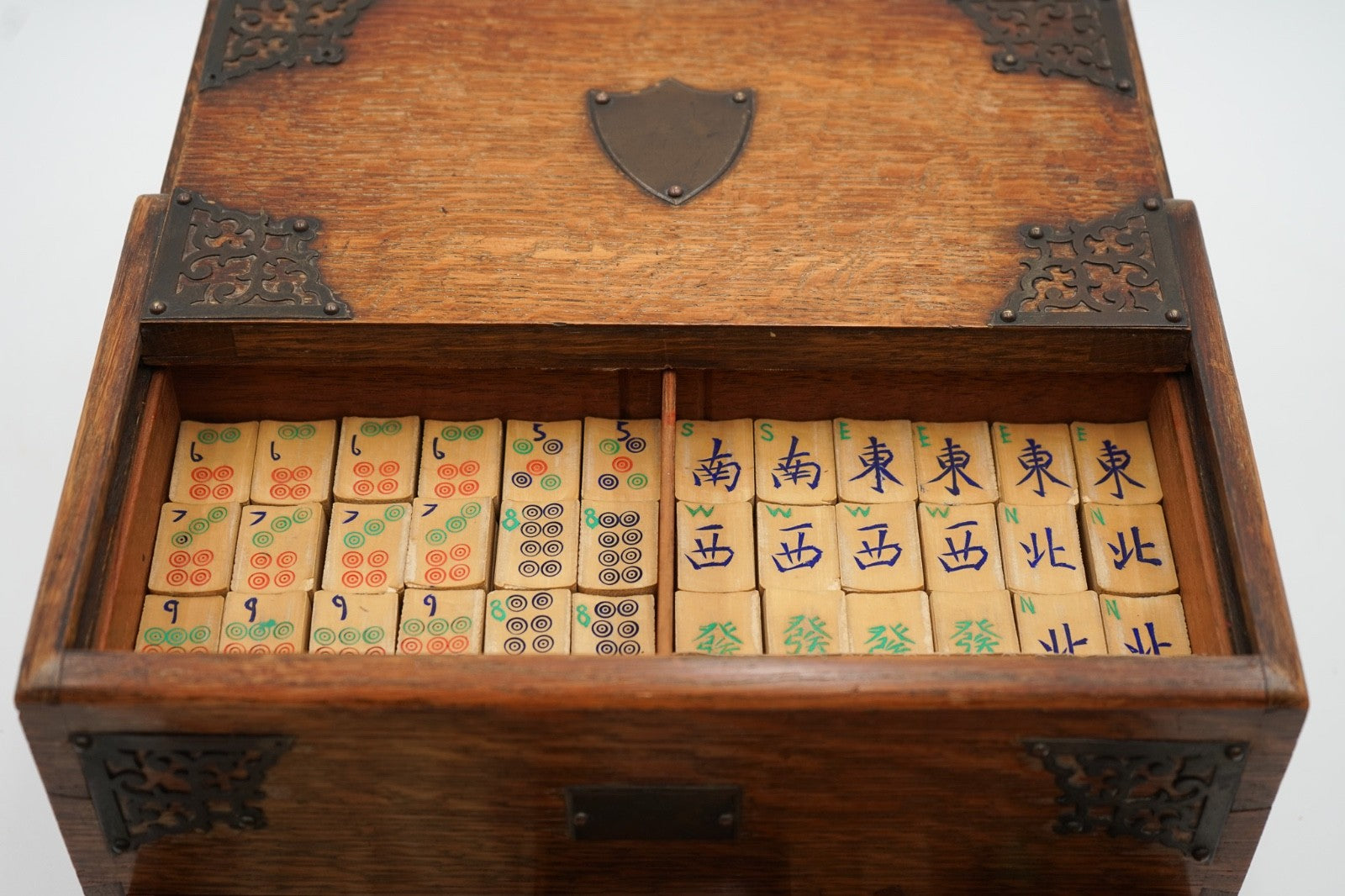 ANTIQUE ASIAN ORIENTAL MAHJONG SET OF 148 TILES IN EDWARDIAN OAK BOX
