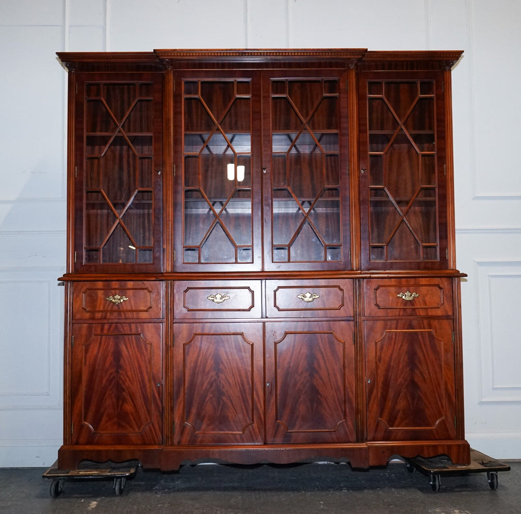 VINTAGE GEORGIAN STYLE FLAMED HARDWOOD BREAKFRONT DISPLAY CABiNET BOOKCASE