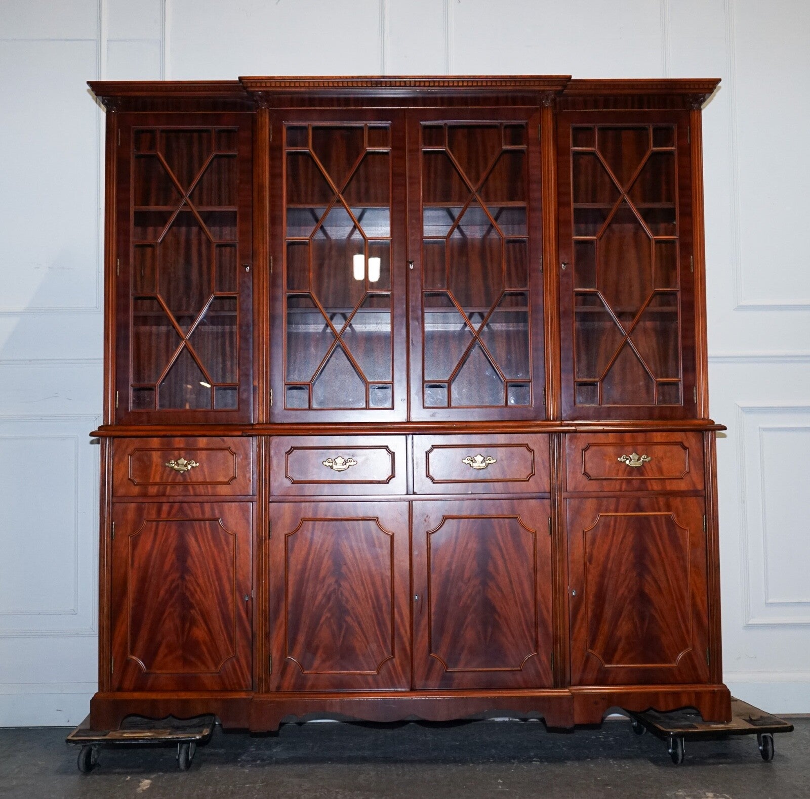 VINTAGE GEORGIAN STYLE FLAMED HARDWOOD BREAKFRONT DISPLAY CABiNET BOOKCASE
