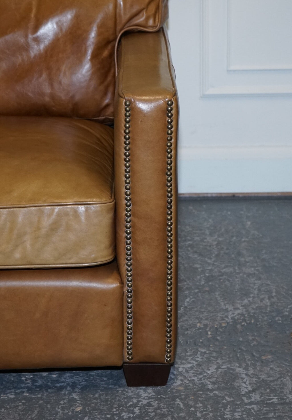 TIMOTHY OULTON HALO TWO SEATER ViSCOUNT TAN LEATHER SOFA (2/2)