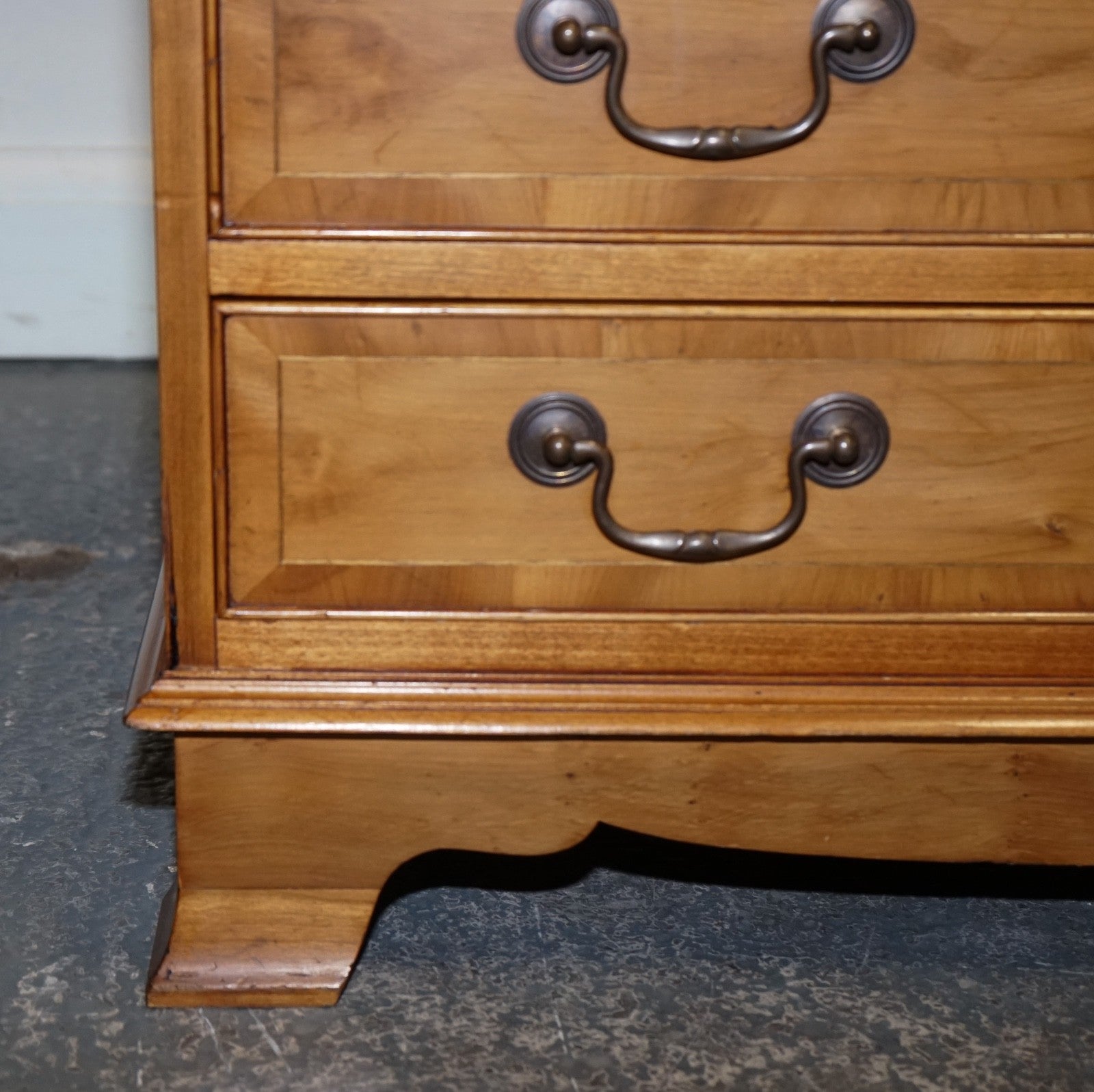 STUNNING GEORGIAN STYLE  WALNUT SIDEBOARD BANK OF DRAWERS