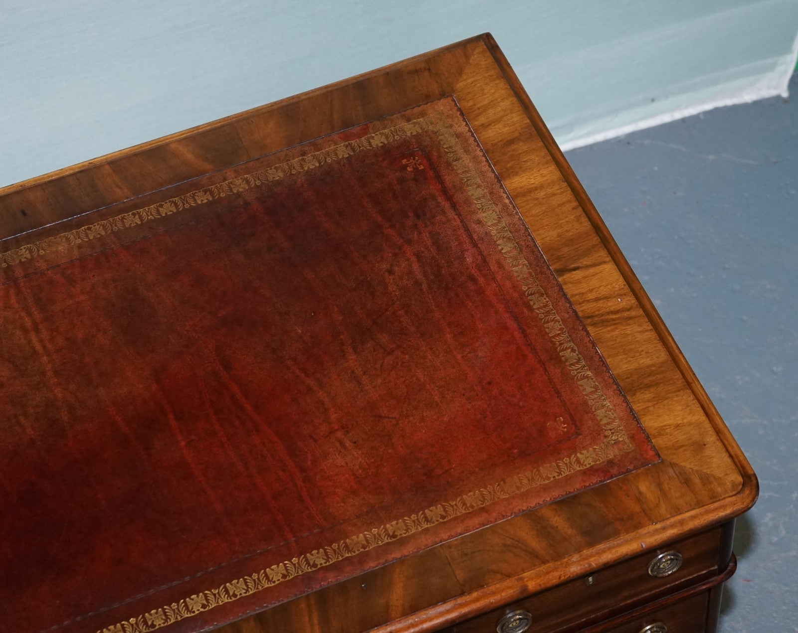 ANTIQUE VICTORiAN HARDWOOD PEDESTAL DESK WITH TOOLED LEATHER TOP