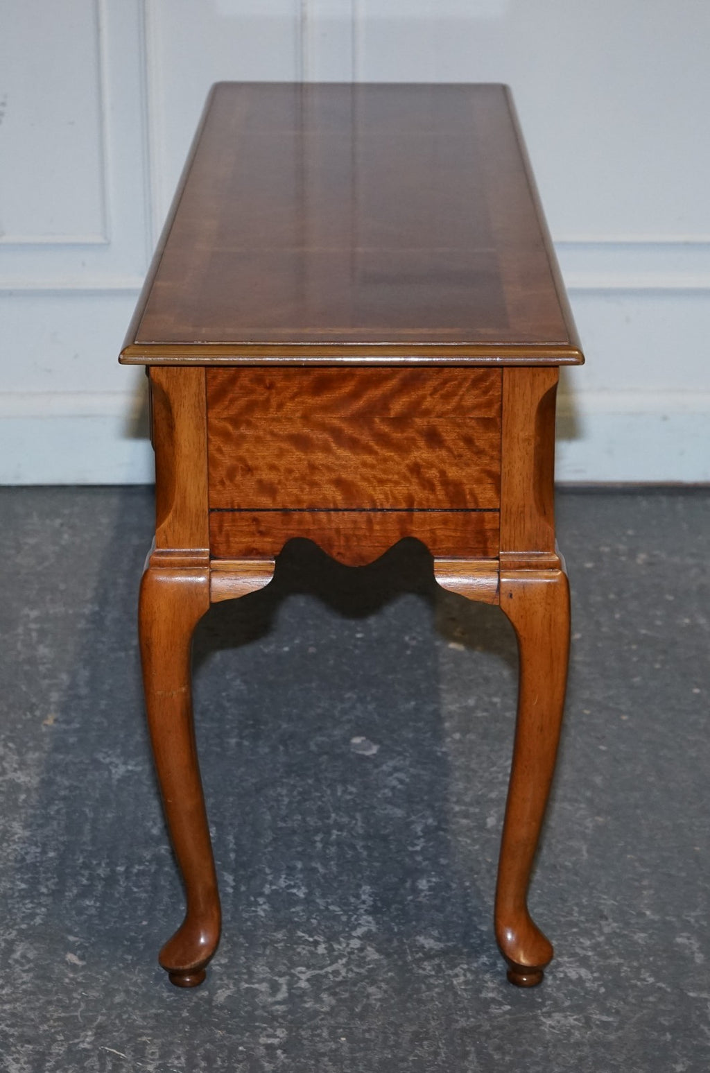 GEORGIAN STYLE WALNUT SIDE CONSOLE TABLE ON CABRIOLE LEGS CIRCA 1980'S