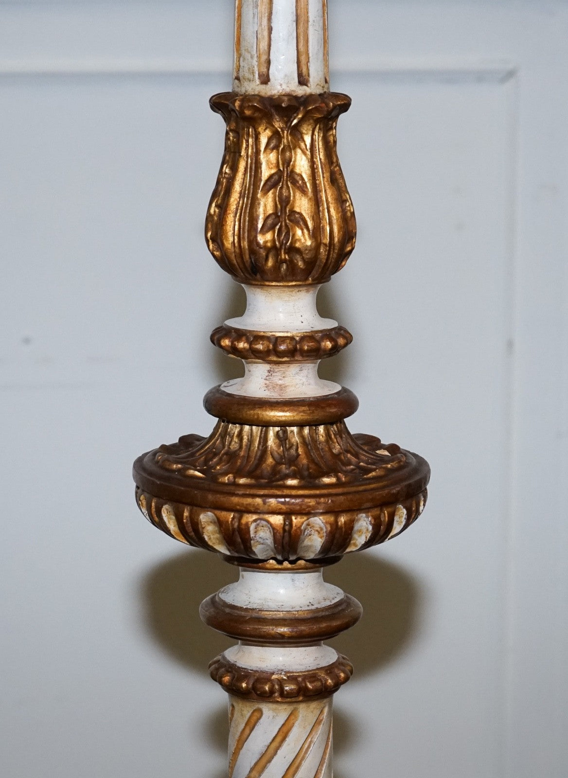 ITALIAN FLORENTINE STYLE CARVED & HAND PAINTED WHITE & GILT STANDARD FLOOR LAMP