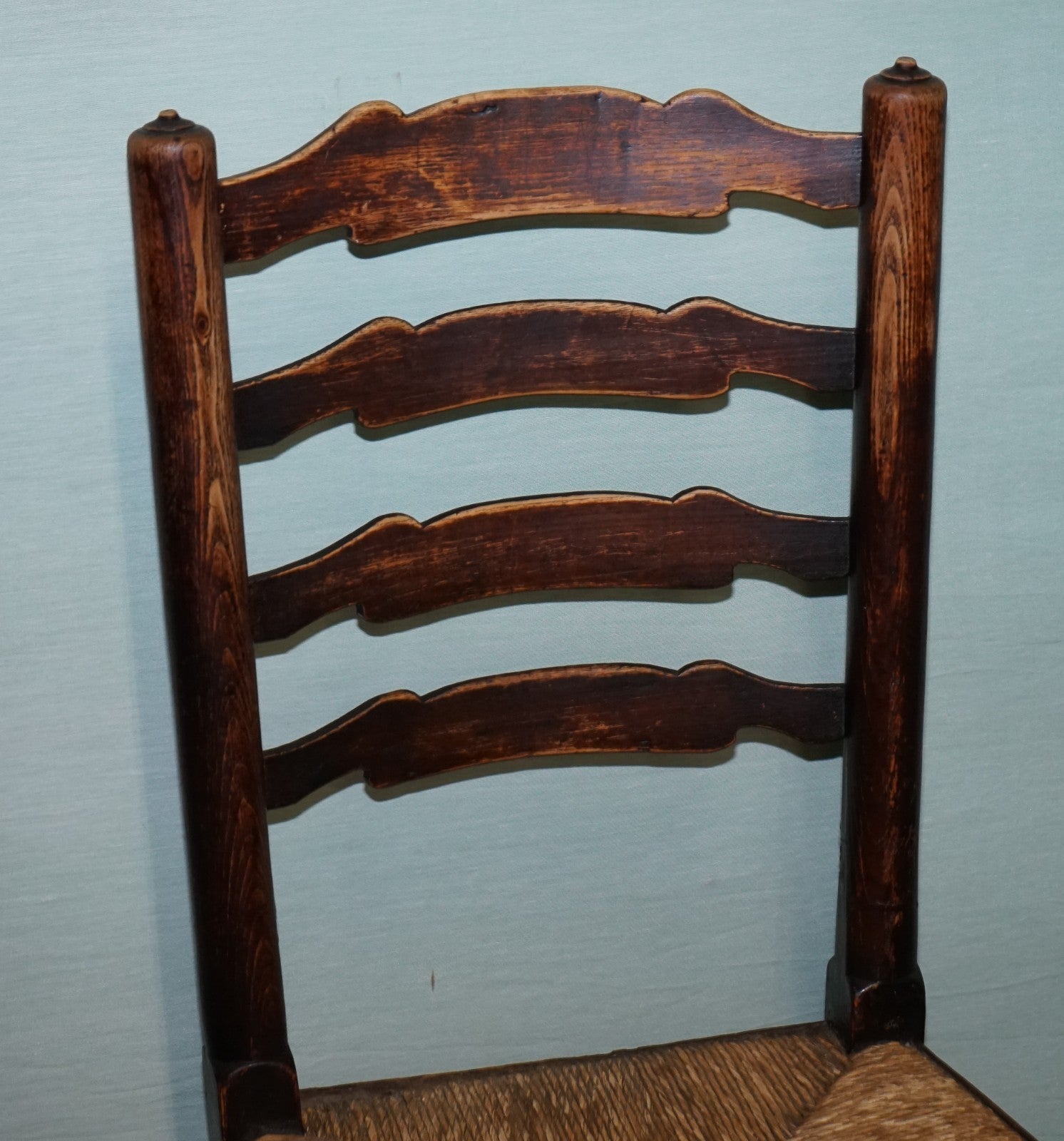 SET OF FOUR SOLID OAK COUNTRY HOUSE STRAW SEAT LADDER BACK DINING CHAIRS