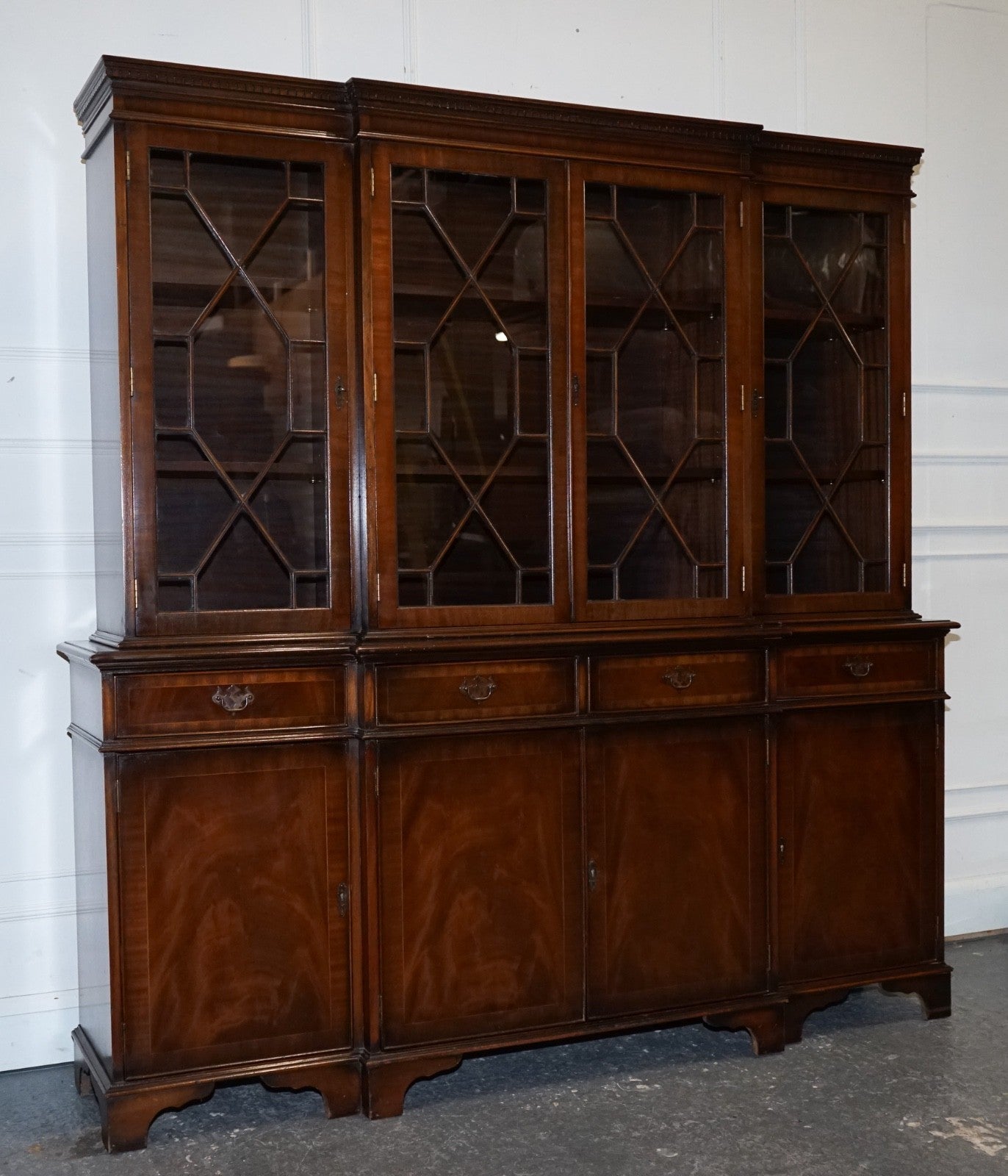 STUNNING GEORGIAN STYLE BREAKFRONT FOUR DOOR DISPLAY CABiNET BOOKCASE