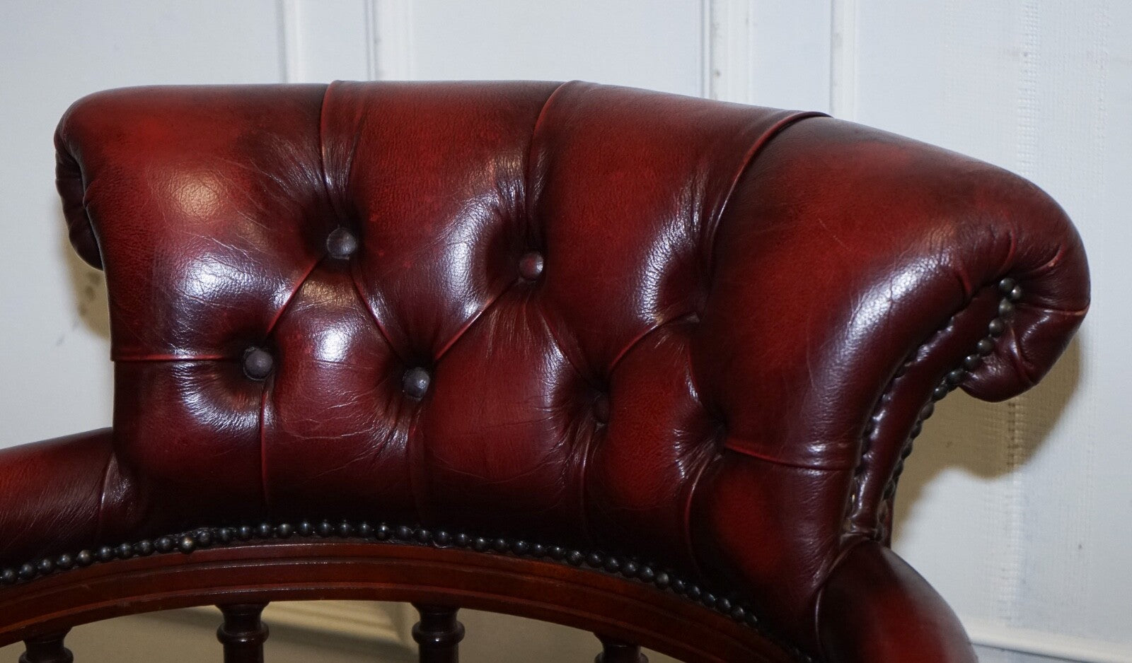 FINE 1950'S BURGUNDY CHESTERFIELD LEATHER CAPTAINS SWIVEL DESK CHAIR