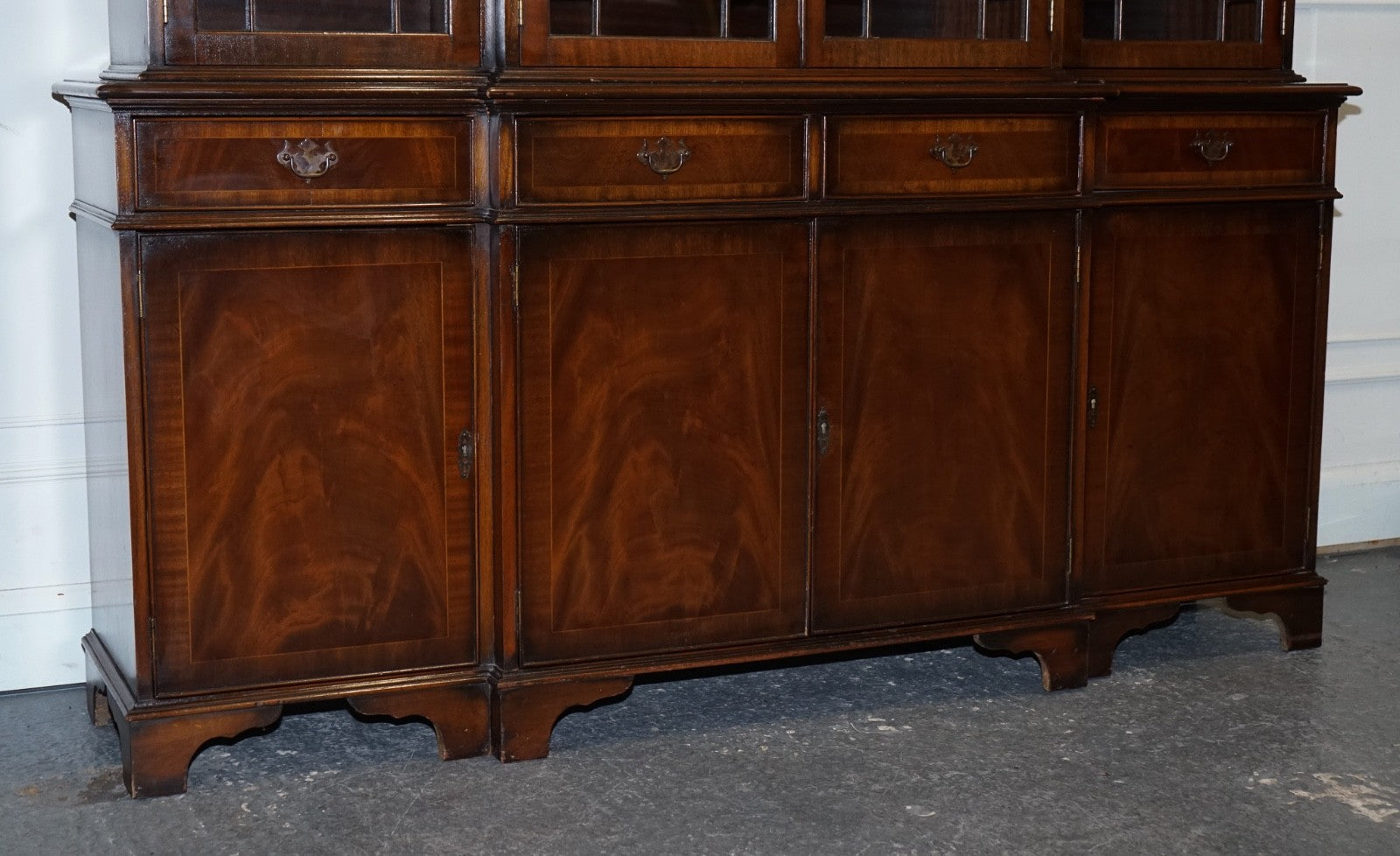 STUNNING GEORGIAN STYLE BREAKFRONT FOUR DOOR DISPLAY CABiNET BOOKCASE