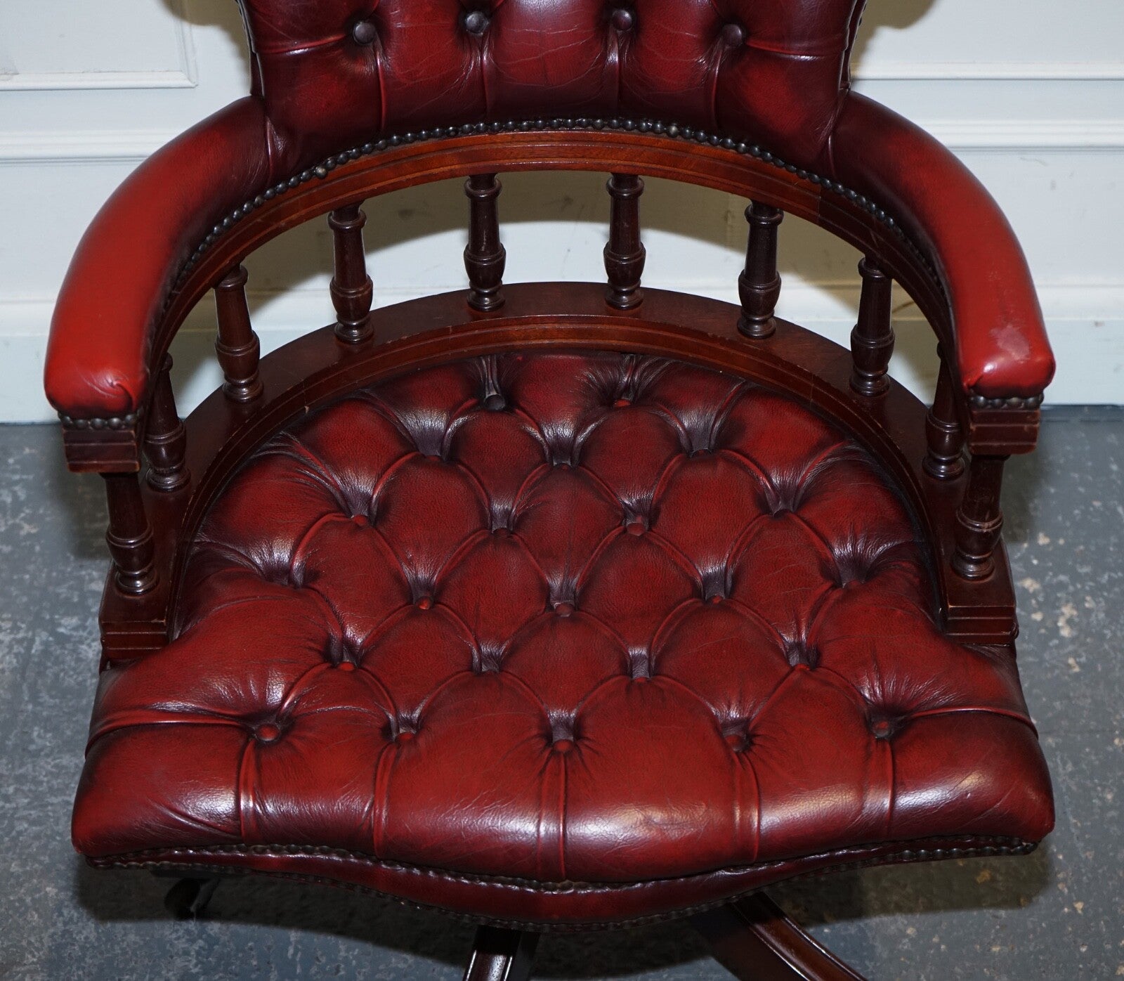 FINE 1950'S BURGUNDY CHESTERFIELD LEATHER CAPTAINS SWIVEL DESK CHAIR