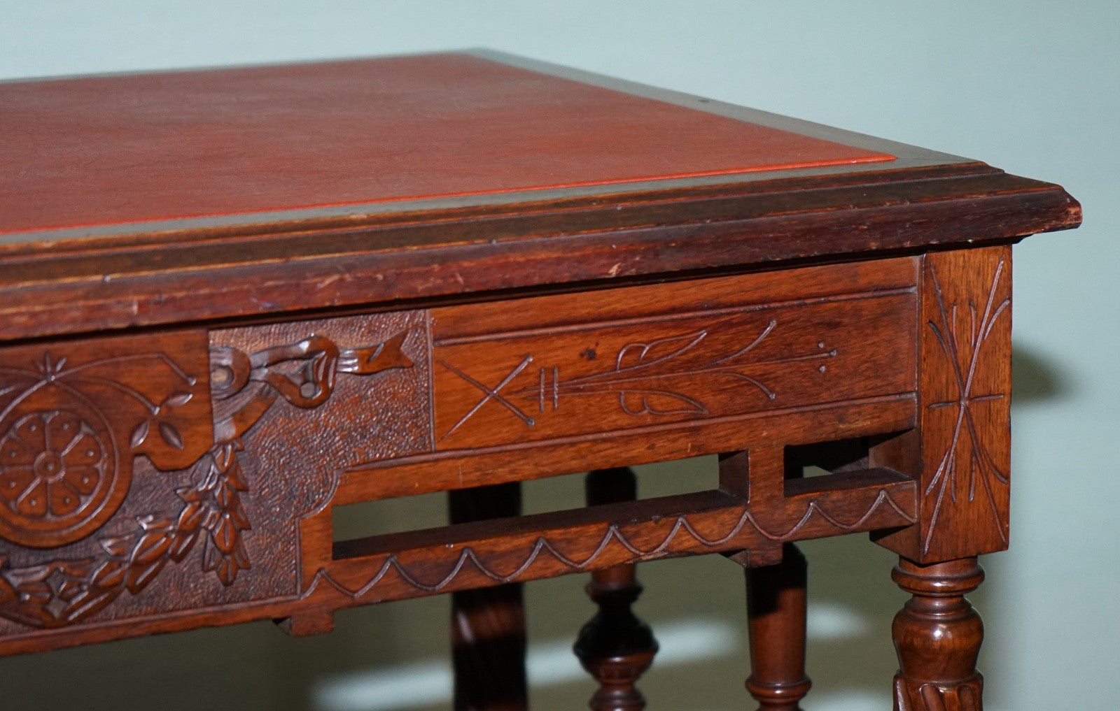 LATE 19TH CENTURY CONTINENTAL CARVED WALNUT WRITING TABLE LEATHER INLAY TOP