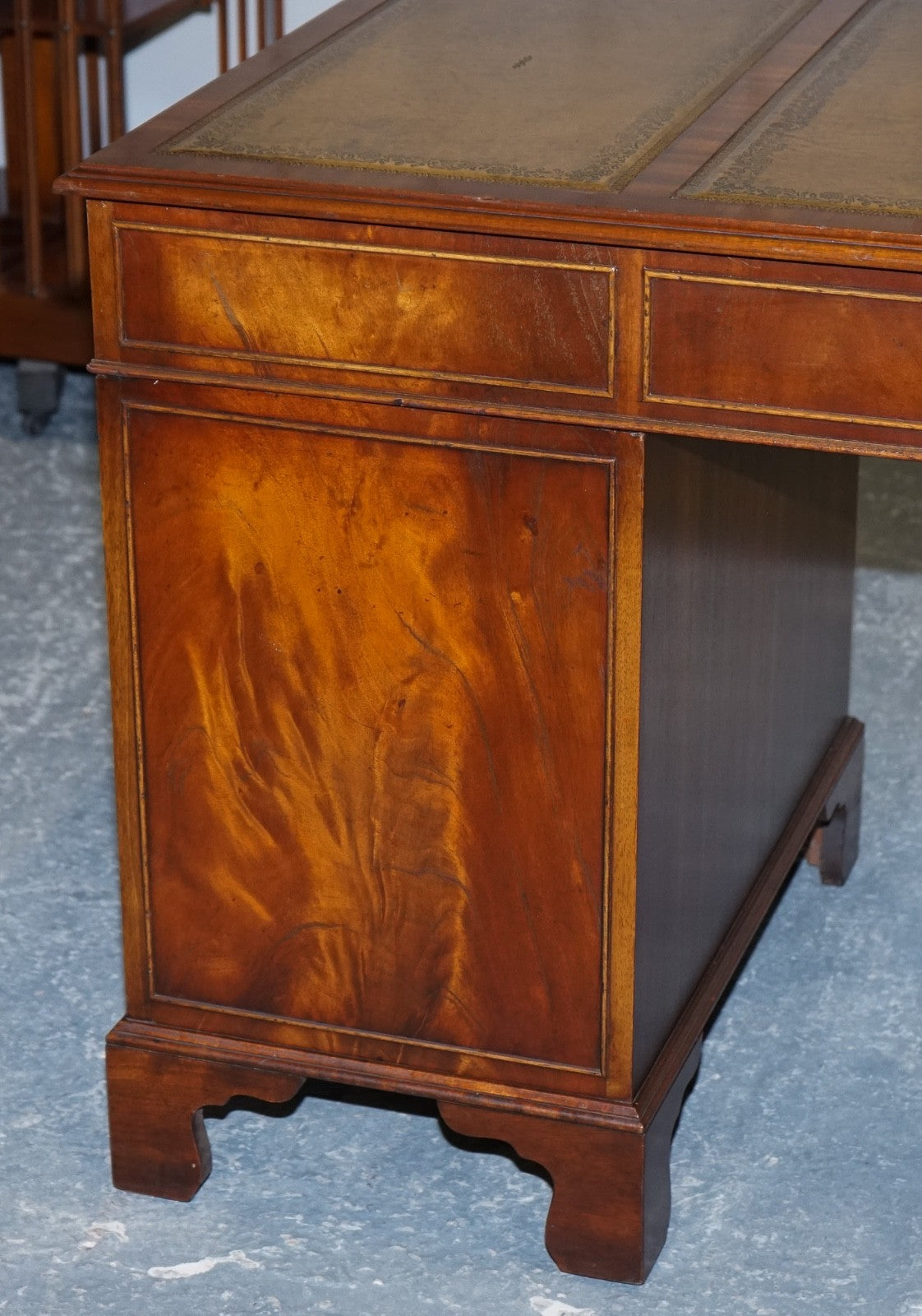 LOVELY BEVAN FUNNELL VINTAGE PEDESTAL DESK WITH HUNTER GREEN LEATHER