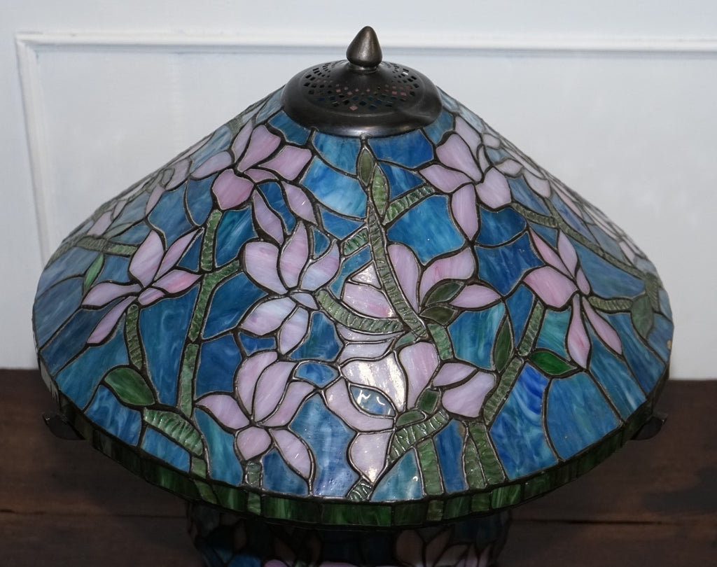 TIFFANY STYLE STAINED GLASS ART NOUVEAU FLORAL DESIGN WITH ILLUMINATED BASE LAMP