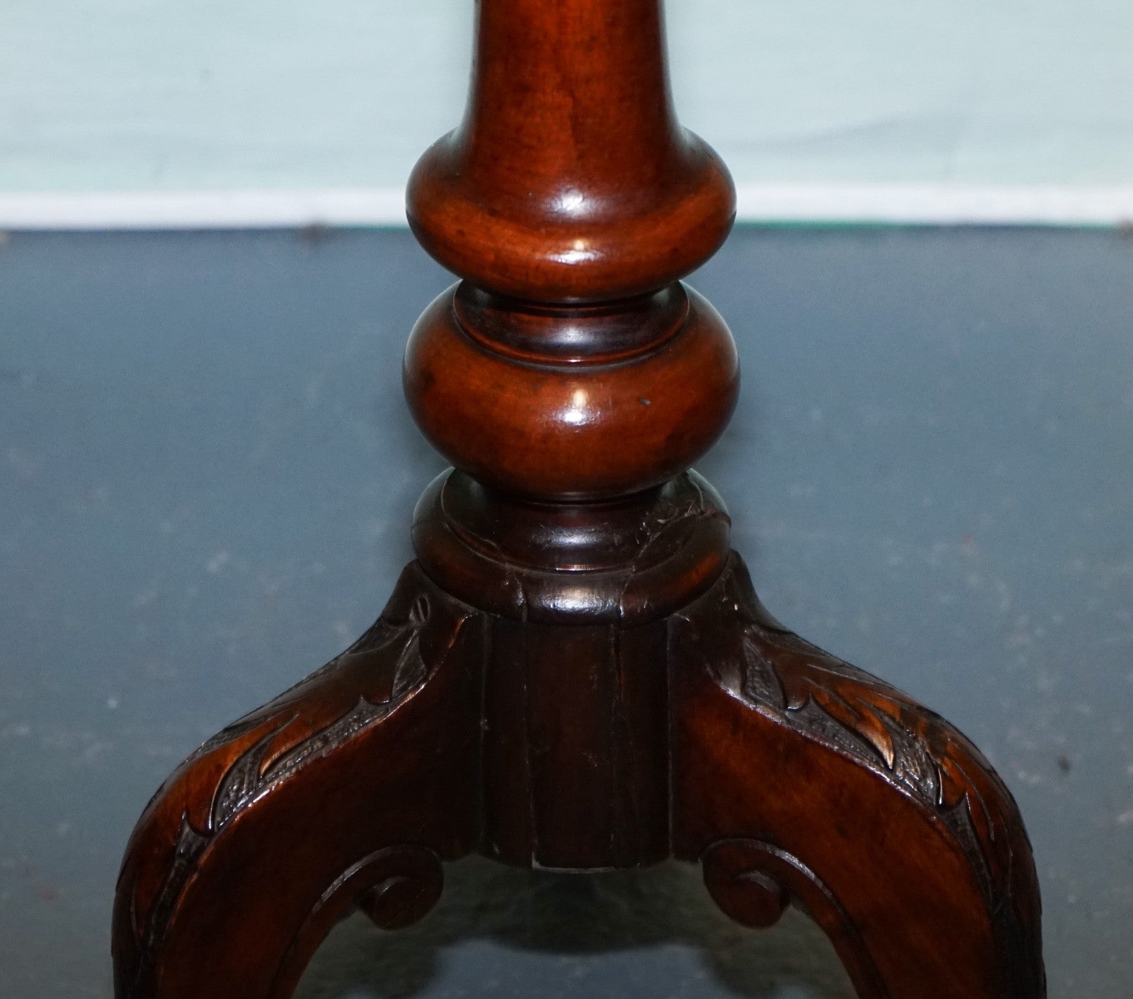 ANTIQUE VICTORIAN TRIPOD SIDE TABLE ROUND WINE TABLE WITH CABRIOLE LEGS