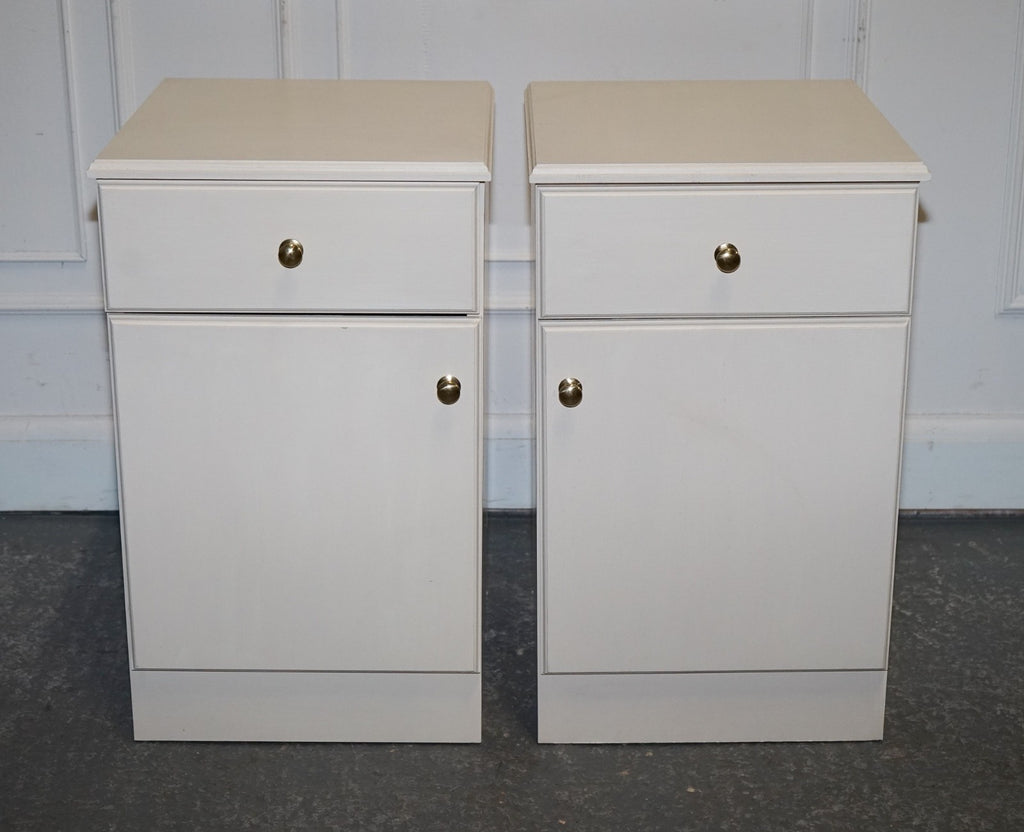 MINIMALIST PAIR OF PAINTED WHITE BEDSIDE CABINETS WITH BRASS KNOBS NIGHTSTANDS