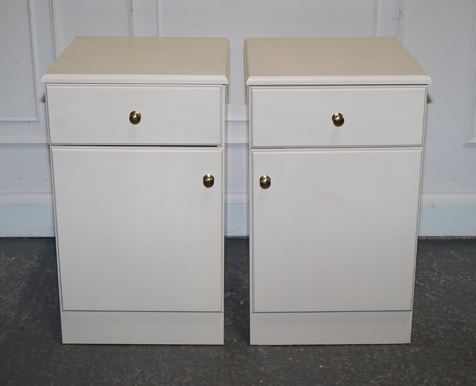 MINIMALIST PAIR OF PAINTED WHITE BEDSIDE CABINETS WITH BRASS KNOBS NIGHTSTANDS