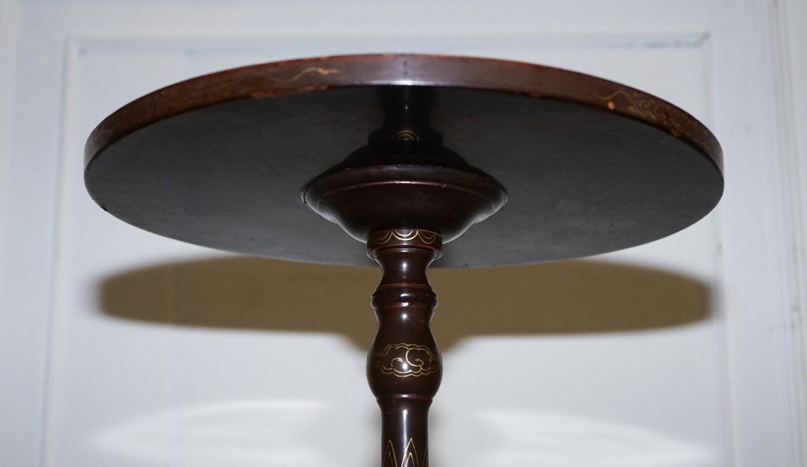 ANTIQUE CHINOISERIE LACQUERED HAND PAINTED SIDE END WINE LAMP TABLE