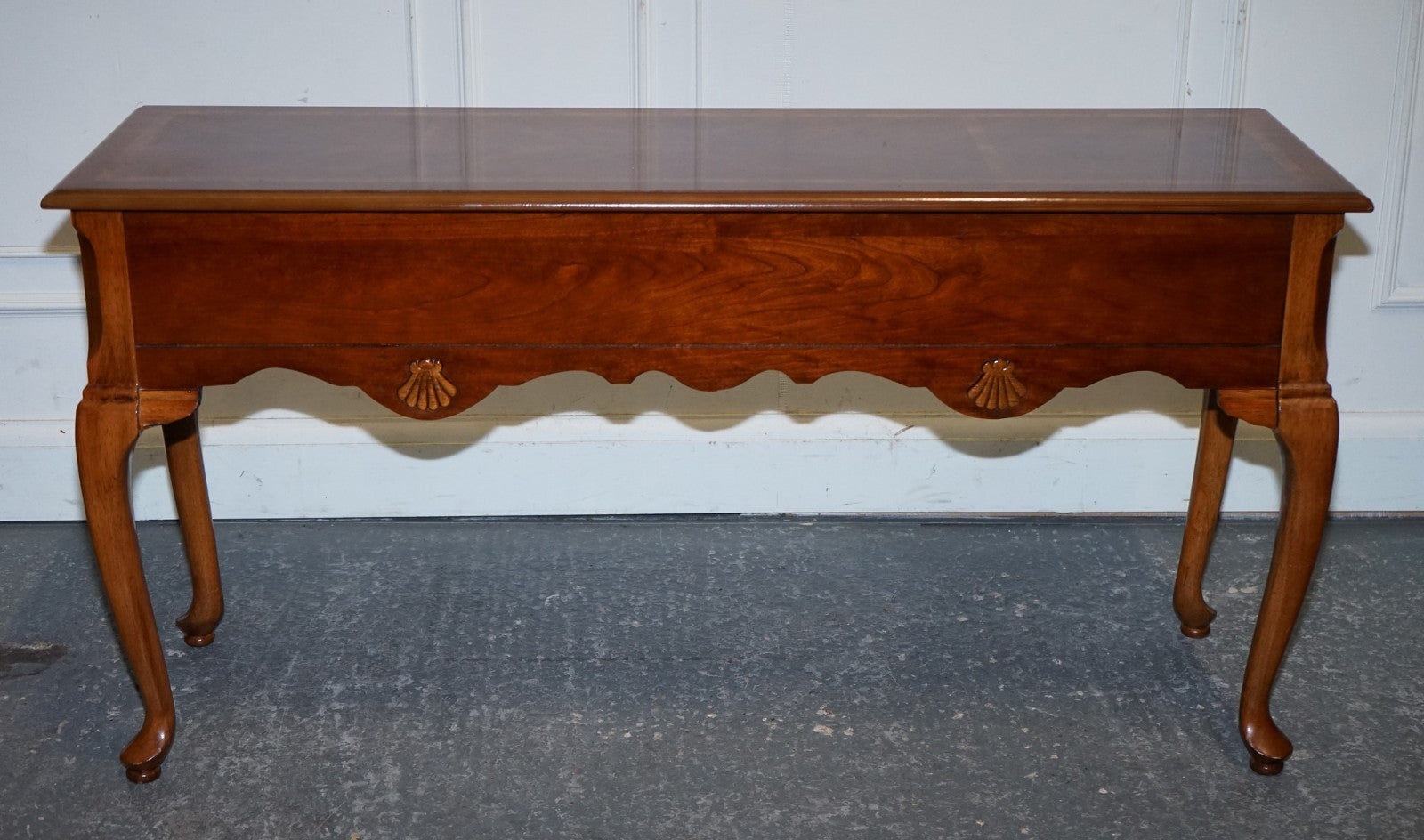 GEORGIAN STYLE WALNUT SIDE CONSOLE TABLE ON CABRIOLE LEGS CIRCA 1980'S