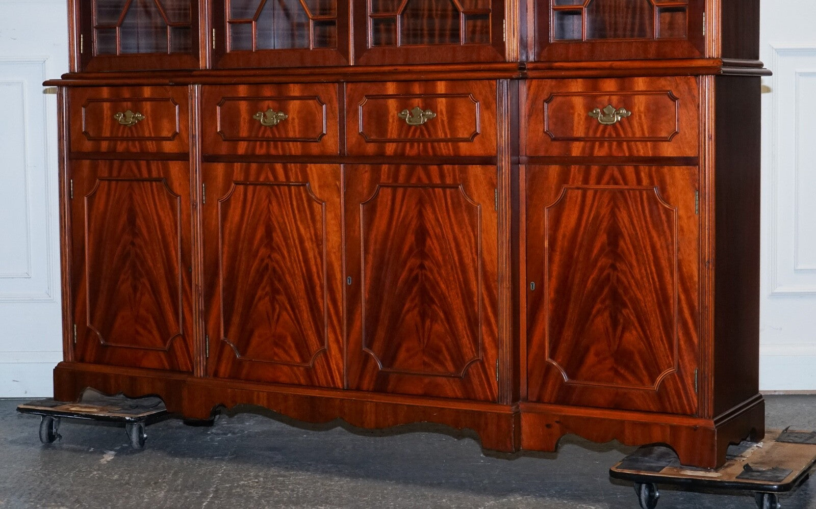 VINTAGE GEORGIAN STYLE FLAMED HARDWOOD BREAKFRONT DISPLAY CABiNET BOOKCASE