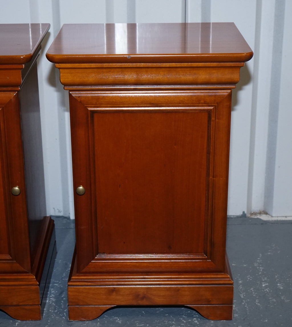 VINTAGE PAIR OF CHERRY WOOD FRENCH STYLE NIGHTSTANDS BEDSIDE TABLES