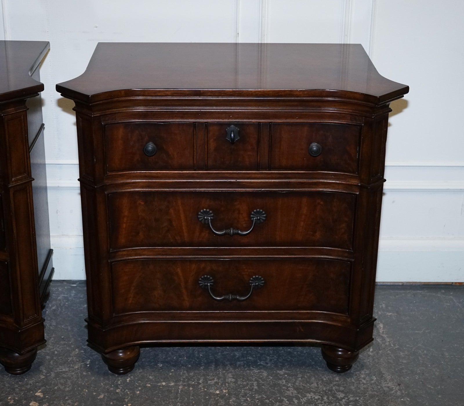 LARGE PAIR OF AMERICAN THOMASVILLE TRINIDAD NIGHTSTANDS BEDSIDE TABLES