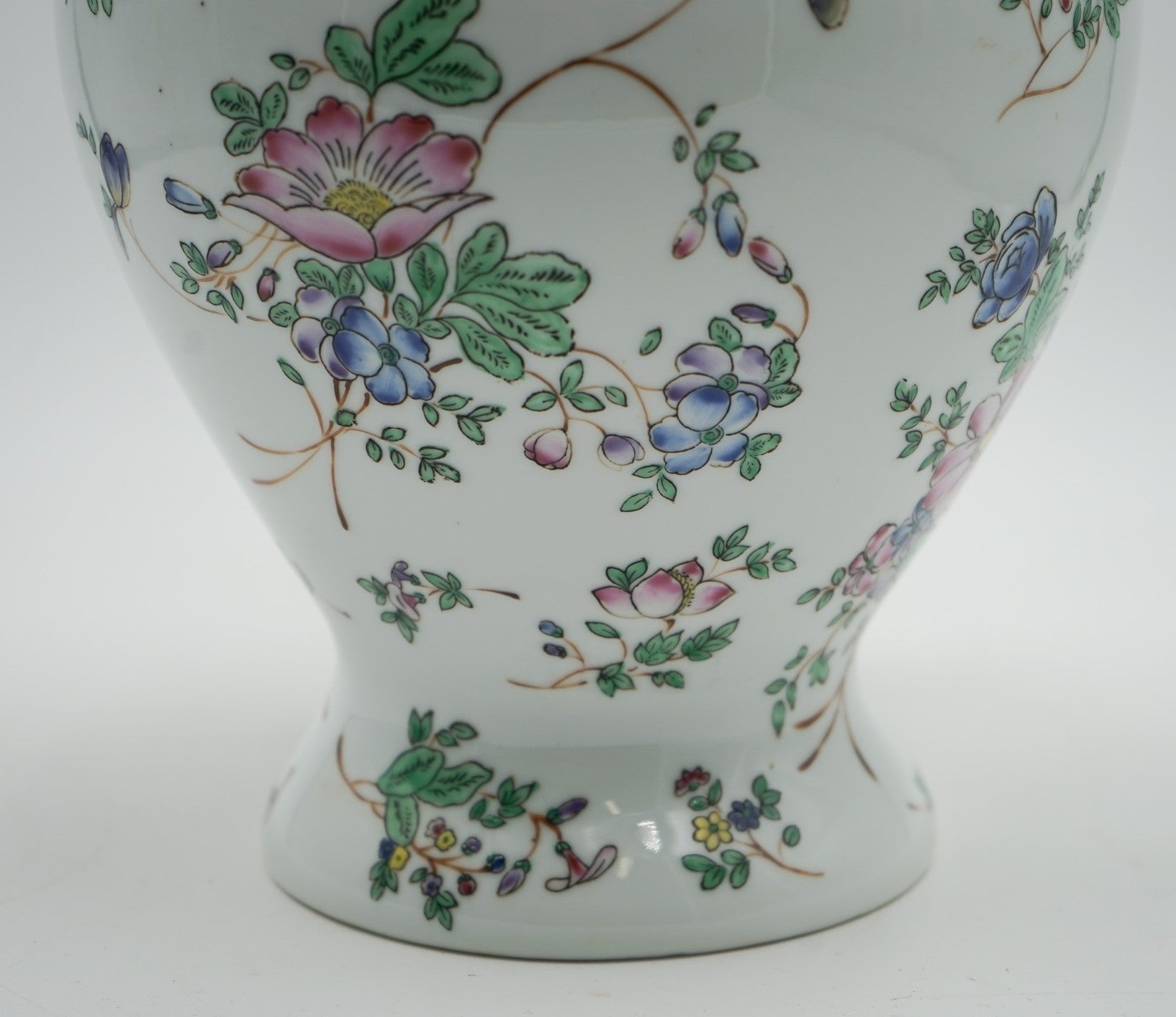 PAIR OF 1960'S CHINESE QIANLONG NIAN ZHI PORCELAIN VASES CONVERTED TABLE LAMPS