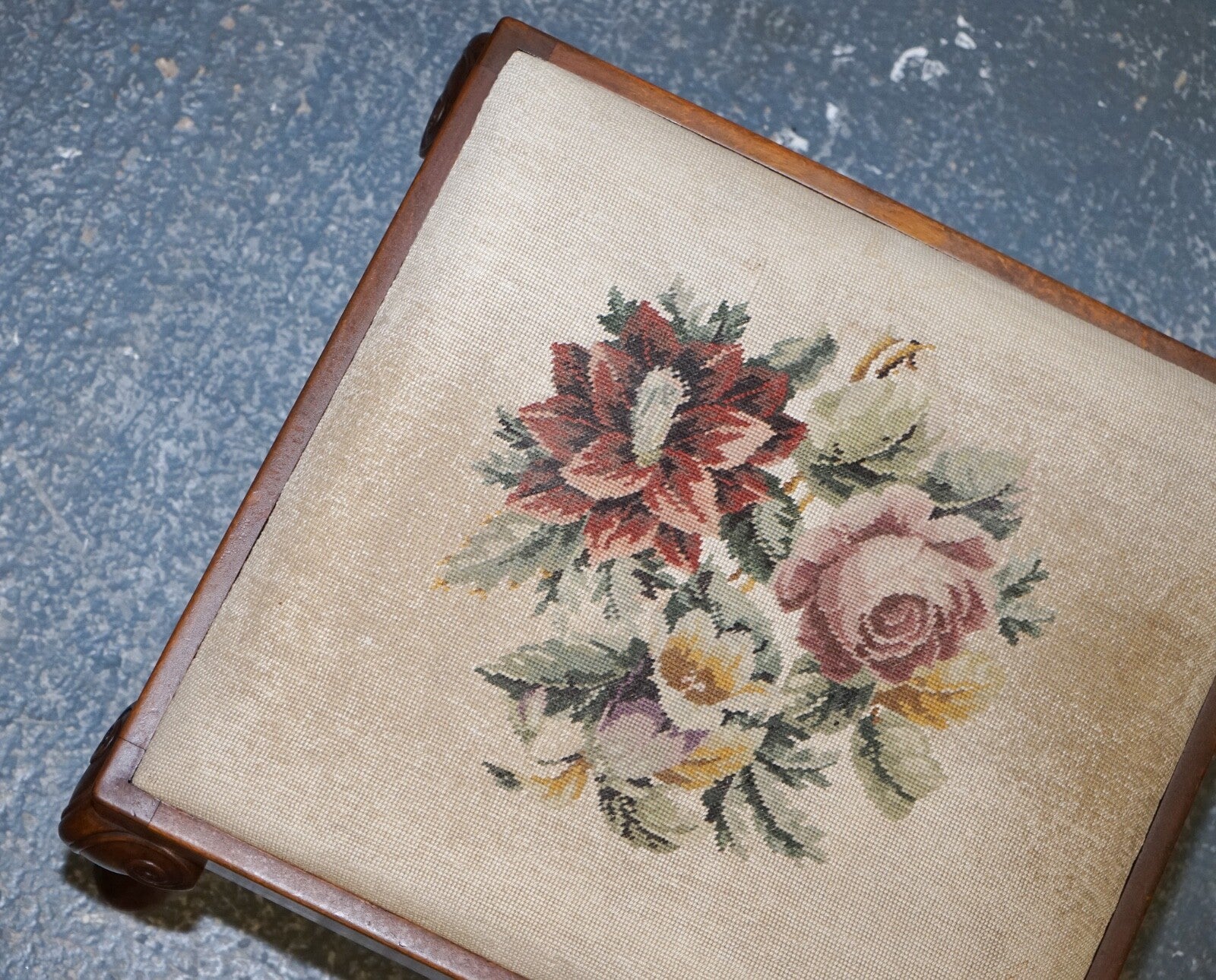 LOVELY DECORATIVE VICTORIAN HAND CARVED QUEEN ANNE LEGS PIANO STOOL