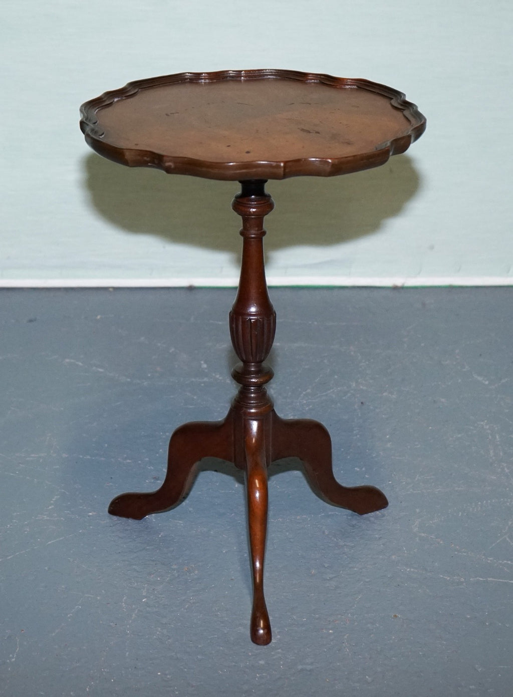 ANTIQUE HARDWOOD SCALLOPED EDGE TOP SIDE TABLE ON TRIPOD FEET c. 1930