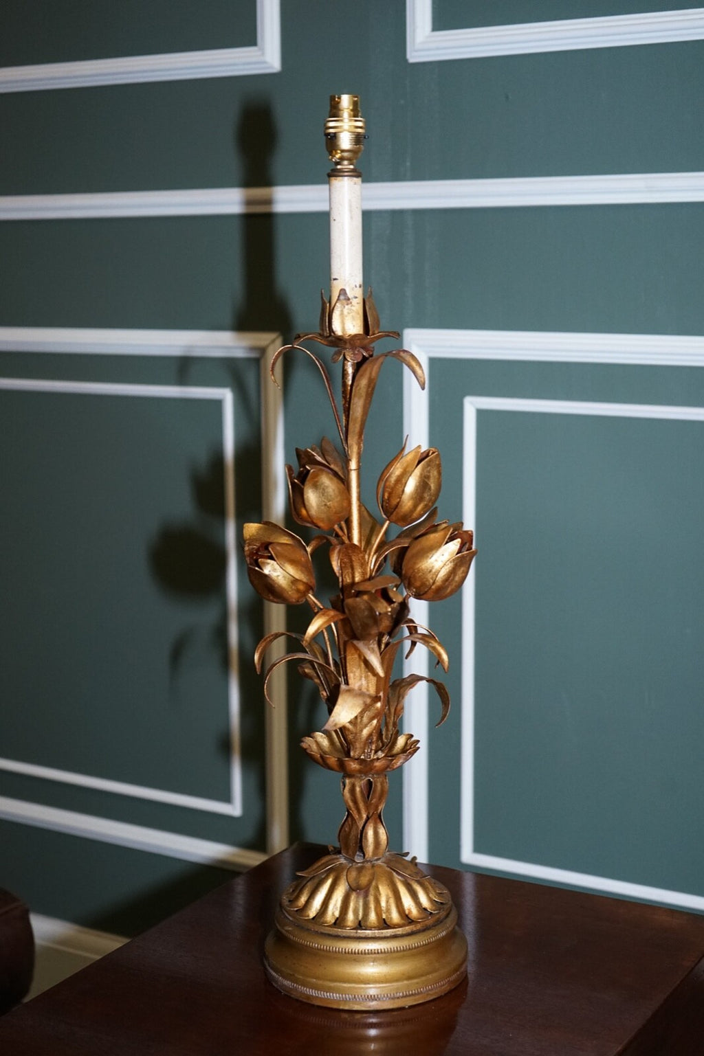 ITALIAN HOLLYWOOD REGENCY GOLD TONE WITH TULIP & LOTUS FLOWER DESIGN TABLE LAMP
