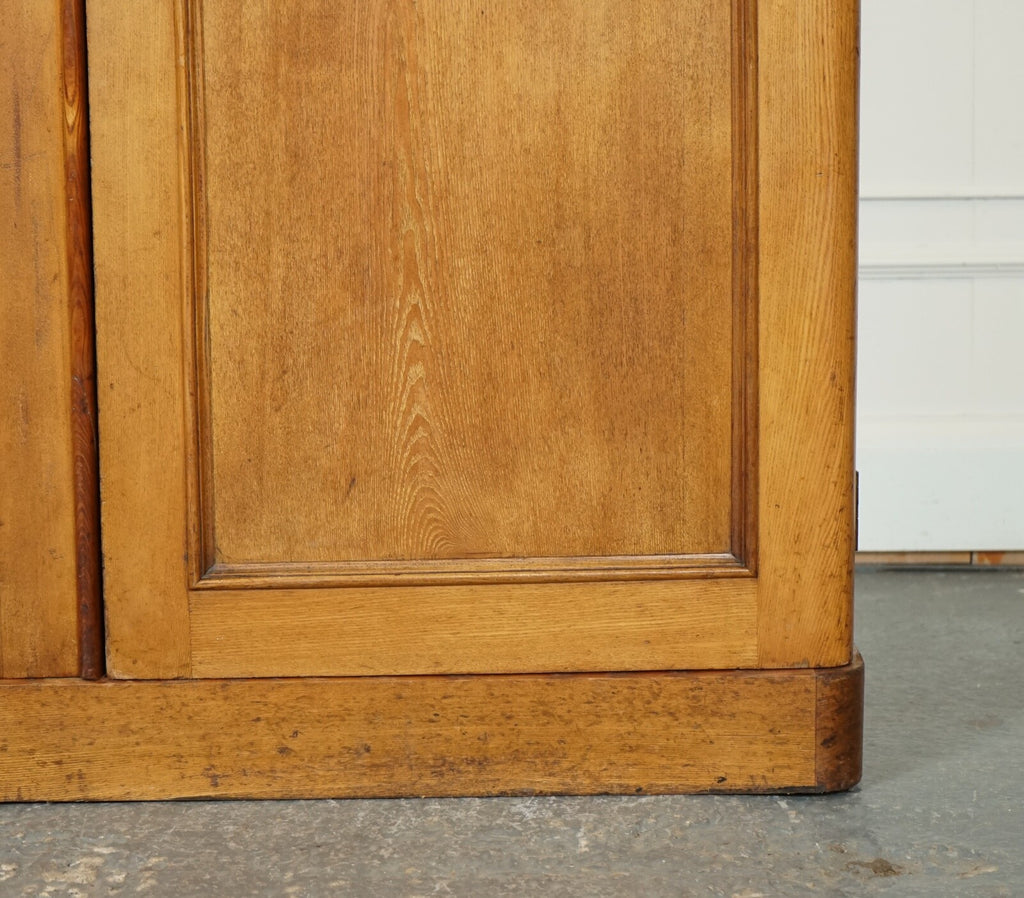 LATE ANTIQUE VICTORIAN OAK TRIPLE WARDROBE MADE BY MARSH JONES & CRIBB CIRCA1890