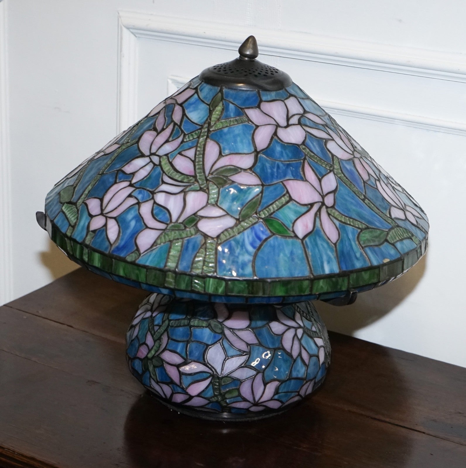 TIFFANY STYLE STAINED GLASS ART NOUVEAU FLORAL DESIGN WITH ILLUMINATED BASE LAMP
