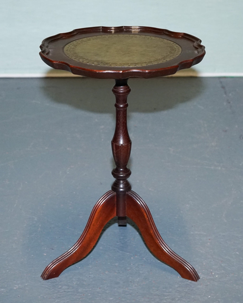 VINTAGE GEORGIAN STYLE TRIPOD WINE TABLE WITH SCALLOPED EDGE & LEATHER INSET TOP