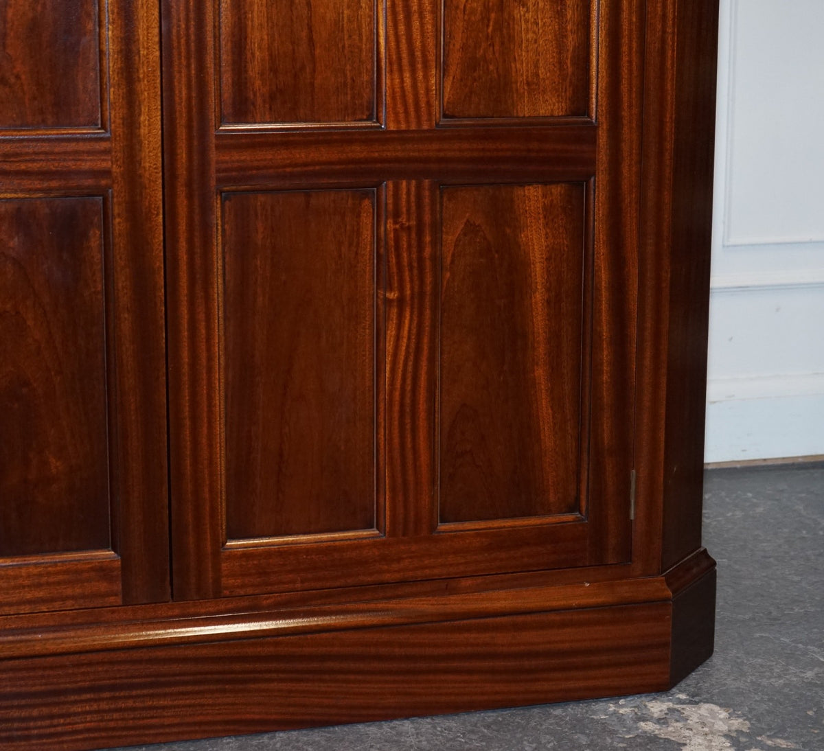 STUNNING LARGE BESPOKE PANELLED HALLWAY CUPBOARD WARDROBE AMOIRE