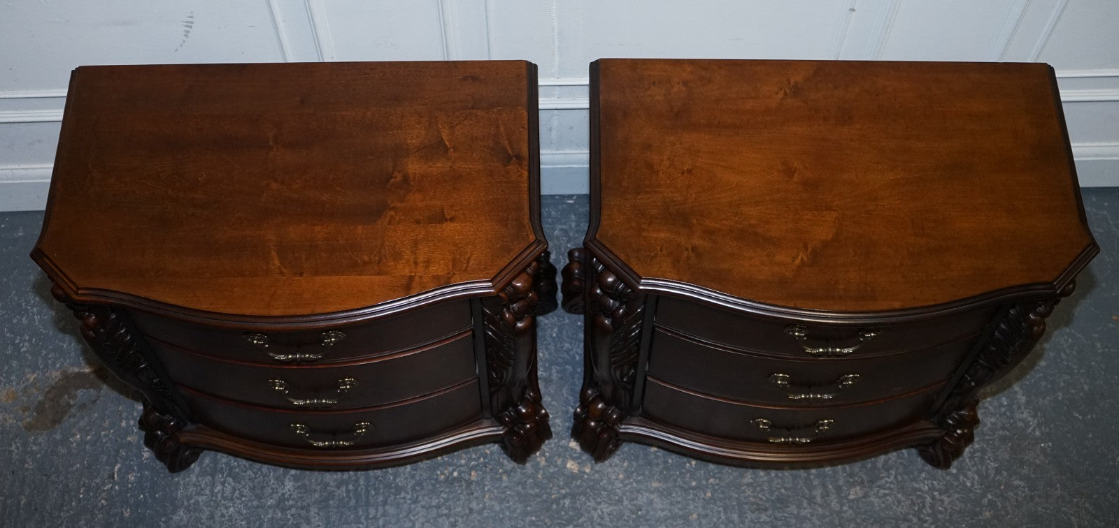 PAIR OF LARGE AMERICAN CHIPPENDALE STYLE NIGHTSTANDS BEDSIDE TABLES