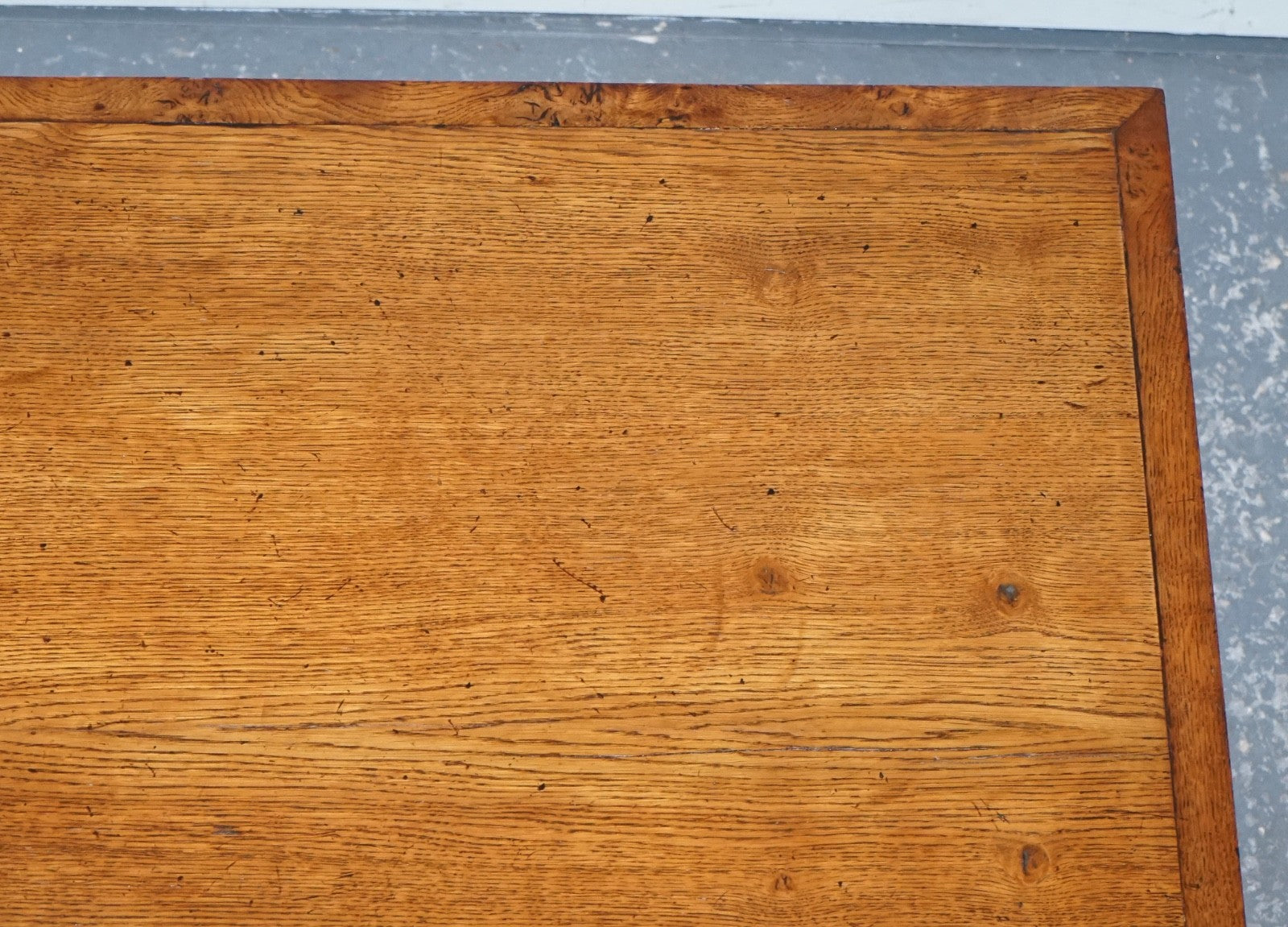 ANTIQUE ART DECO GOLDEN OAK COFFEE TABLE MAPPA BURL TRIM & SPLAYED LEGS