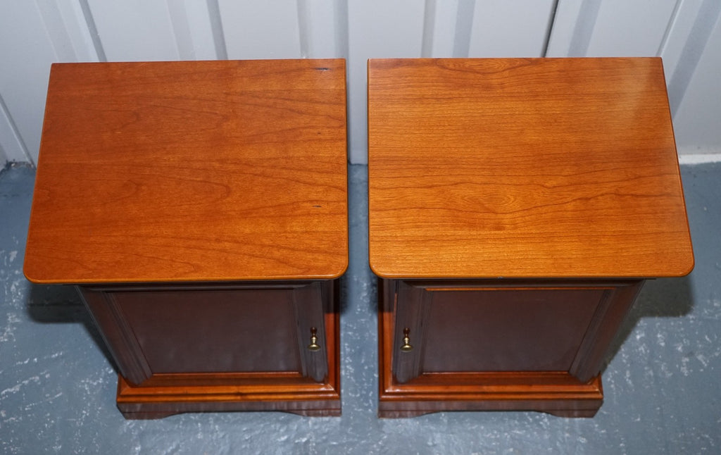 VINTAGE PAIR OF CHERRY WOOD FRENCH STYLE NIGHTSTANDS BEDSIDE TABLES